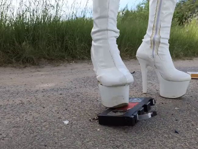 Download: Lady-Amy - VHS Crushing - Der letzte Dreh mit den geilen weißen Lackoverknees - VHS kaputt - Overknee kaputt