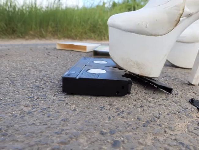 Download: Lady-Amy - VHS Crushing - Der letzte Dreh mit den geilen weißen Lackoverknees - VHS kaputt - Overknee kaputt