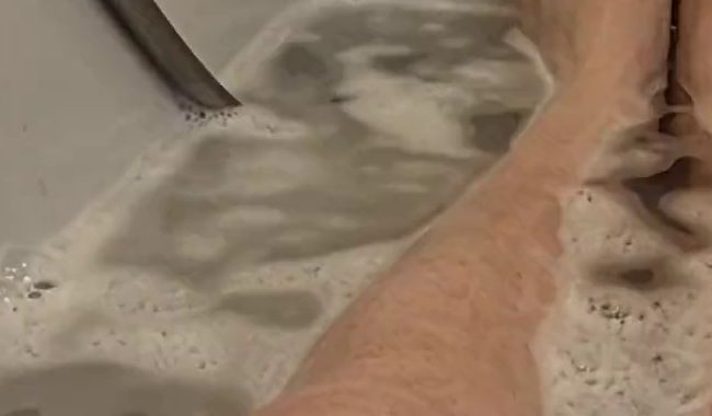 Download: Lady-Amy - Ich liege in der Badewanne und bin nicht alleine - die Kamera ist mit dabei.... Du auch?