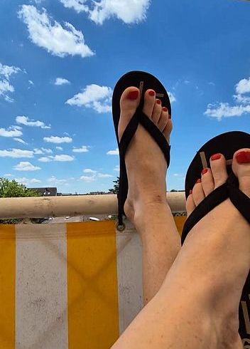 Download: Lady-Amy - Meine Füsse bei bestem Wetter auf dem Balkon in Flipflops