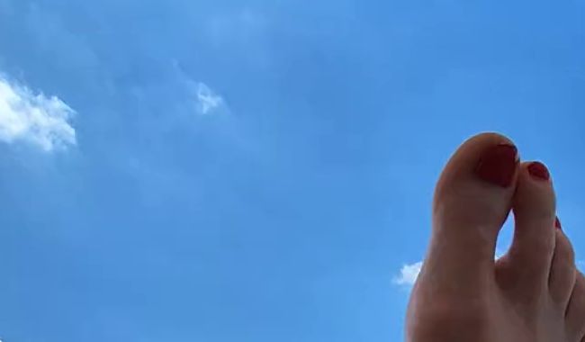 Download: Lady-Amy - Füsse und Beine auf dem Balkon .... ich mach es mir gemütlich und genieße das Wetter