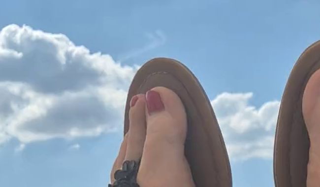 Download: Lady-Amy - Sexy Füße in Flipflops - Entspannung auf dem Balkon (ohne ton)