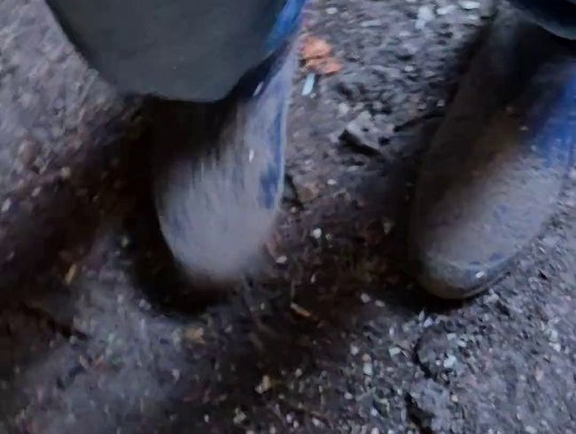 Download: Lady-Amy - Schmutzige Gummistiefel im Garten - dirty rubberboots in the garden (ohne Ton)