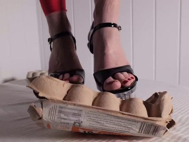 Download: Lady-Amy - Crushing in Cameltoe Leggings - chop up egg Cartons and Cameltoe