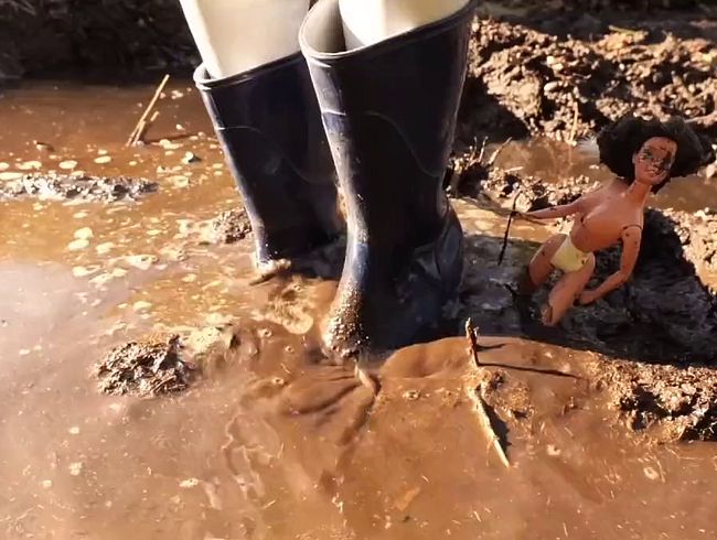 Download: Lady-Amy - Gummistiefel Crushing-weitere Püppchen im Matsch - sehr schlammig
