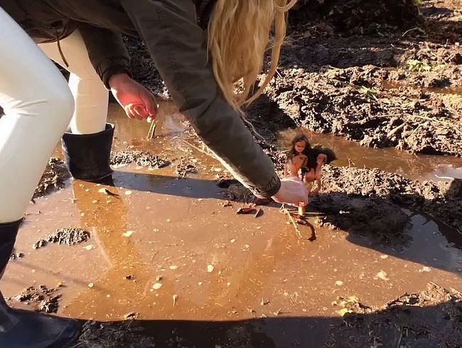 Download: Lady-Amy - Gummistiefel Crushing-weitere Püppchen im Matsch - sehr schlammig