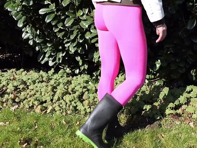 Download: Lady-Amy - Gummistiefel auf dem Rasen - für meine Gummistiefelfreunde
