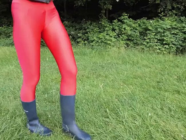 Download: Lady-Amy - Leggings und Gummistiefel auf der Wiese - rote Leggings mit blauen geilen Gummistiefeln