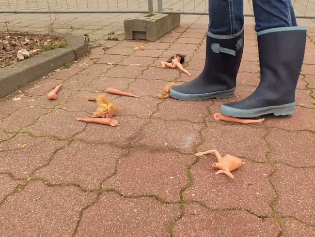 Download: Lady-Amy - Püppchen mit Gummistiefeln zerstören - crushing der Püppchen