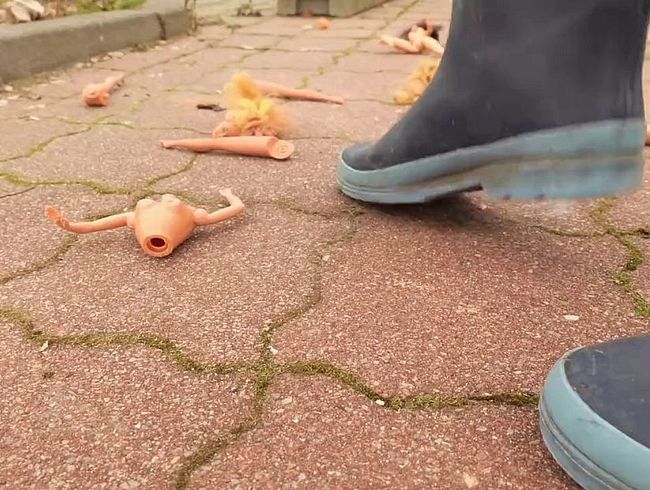 Download: Lady-Amy - Püppchen mit Gummistiefeln zerstören - crushing der Püppchen