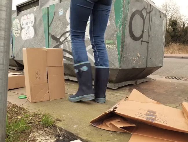 Download: Lady-Amy - Kartons mit Gummistiefeln zertreten - ich mache sie platt mit meinen Gummistiefeln