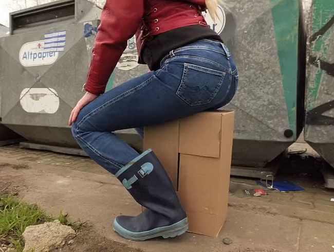 Download: Lady-Amy - Kartons mit Gummistiefeln zertreten - ich mache sie platt mit meinen Gummistiefeln