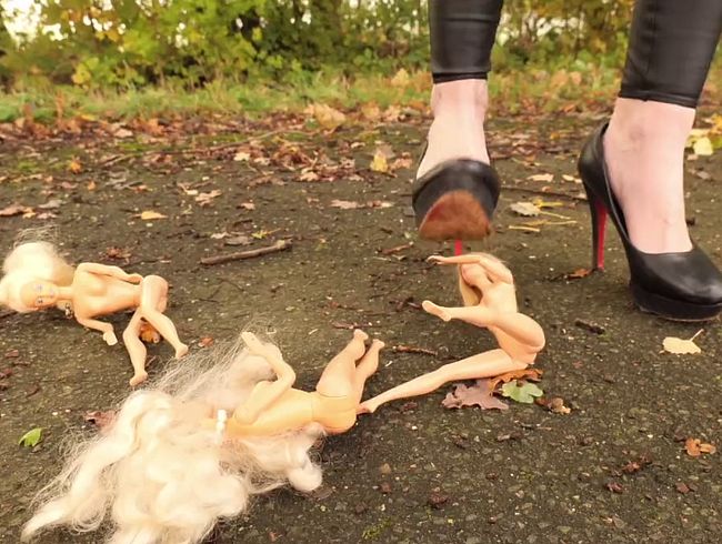 Download: Lady-Amy - Crush fetisch play with dolls - ich zerstöre die Puppen 