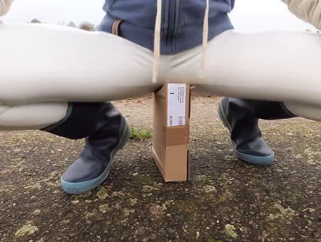 Download: Lady-Amy - Leggings wellies and boxes - Crushing der Kartons in Gummistiefel - ich mach sie platt