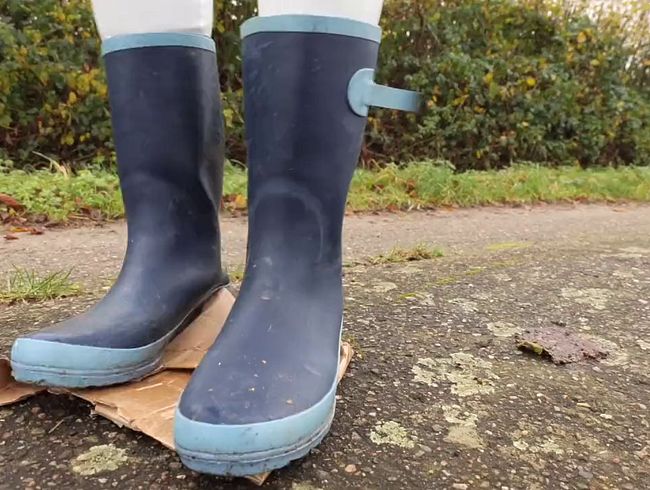 Download: Lady-Amy - Leggings wellies and boxes - Crushing der Kartons in Gummistiefel - ich mach sie platt