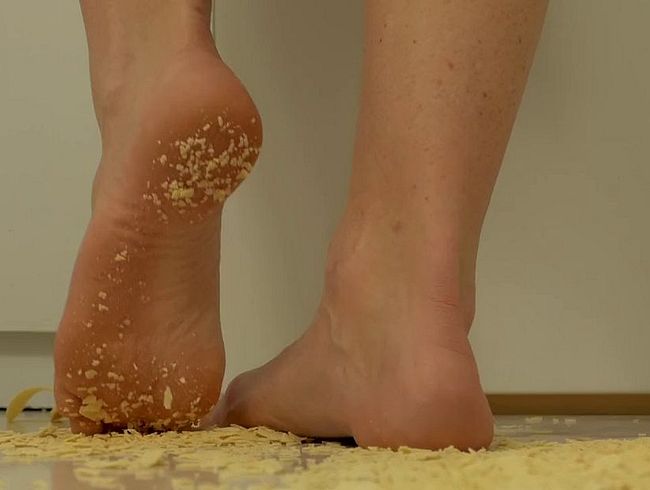 Download: Lady-Amy - Barfuß auf Chipskrümel - Lebensmittel crushing - bis sie nur noch Staub sind