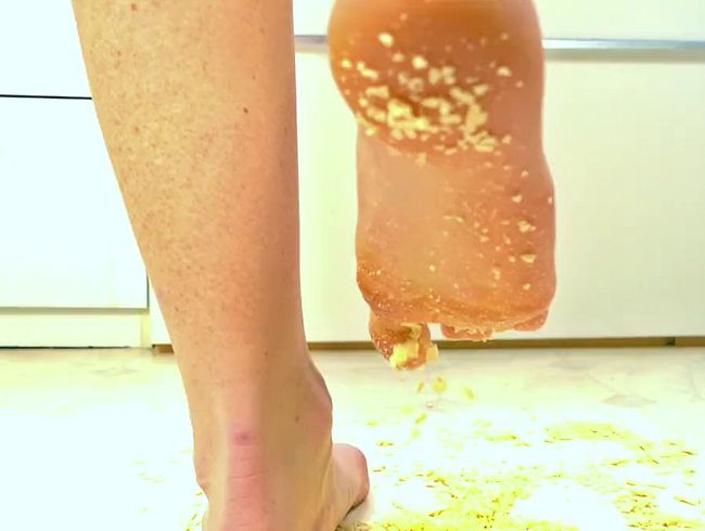 Download: Lady-Amy - Barfuss Chips Crushing - ich liebe Lebensmittel crushing ... ein geiles Gefühl