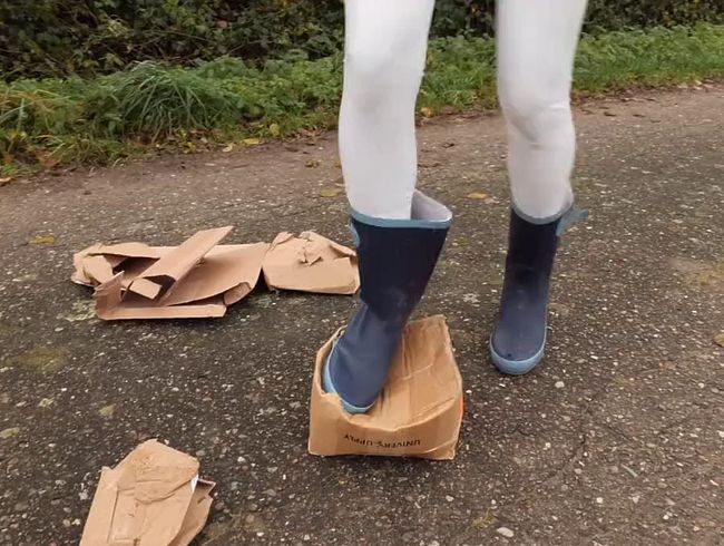 Download: Lady-Amy - Crushing boxes in wellie - Karton crushing in Gummistiefel