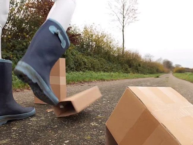 Download: Lady-Amy - Crushing boxes in wellie - Karton crushing in Gummistiefel