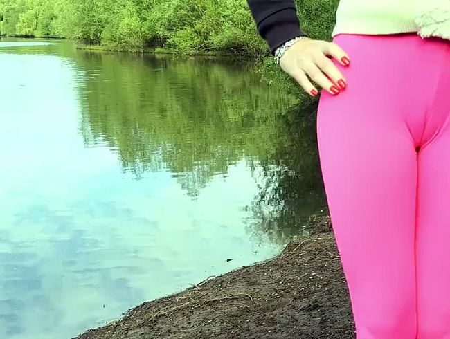 Download: Lady-Amy - Rosa Leggings am See - wenn das mal nicht ein geiler genüsslicher Anblick ist