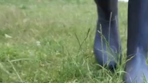 Download: Lady-Amy - Gummistiefel auf der Wiese mit hellblauen Leggings- genieße den Anblick und hol Dir Appetit