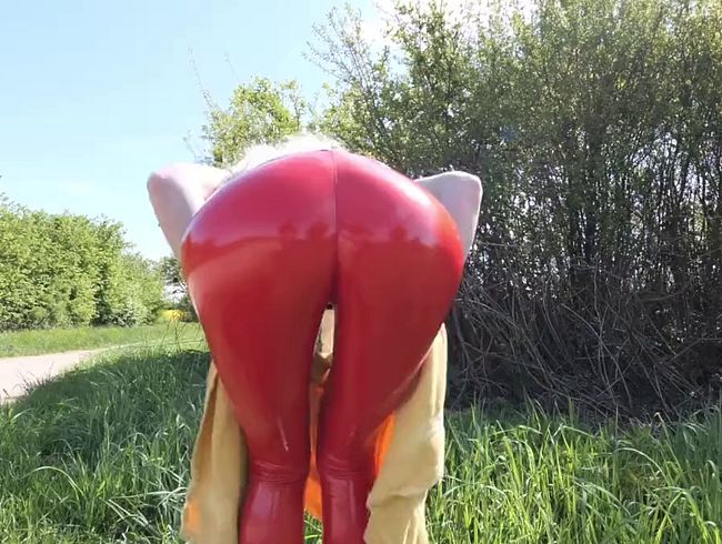 Download: Lady-Amy - Putze meine rote Leggings und Du darfst diesen Anblick genießen- also schau mir zu