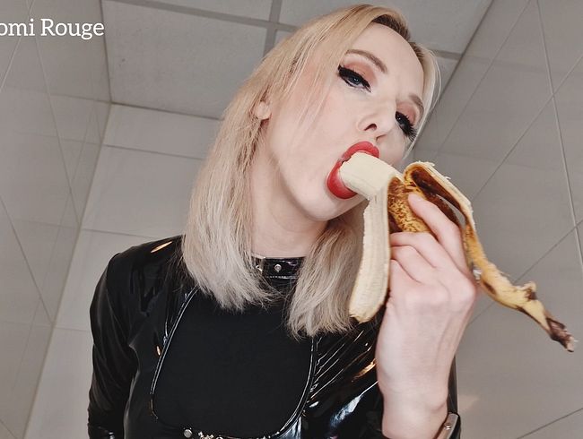 Download: Lady-Naomi-Rouge - Bananen-Blowjob? Sexy dominantes Foodspitting