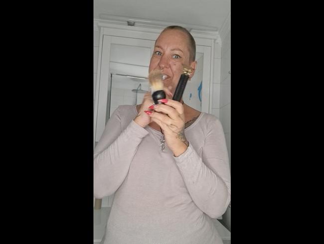 Download: LadyEmma - Die erste Kopfrasur des Jahres 2024