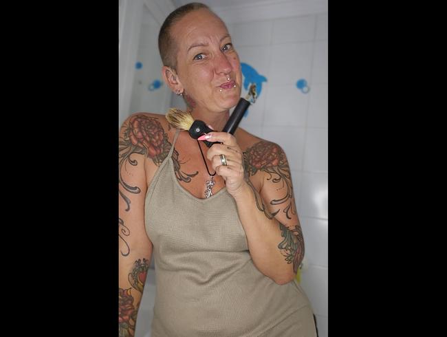 Download: LadyEmma - Wieder glatt rasiert