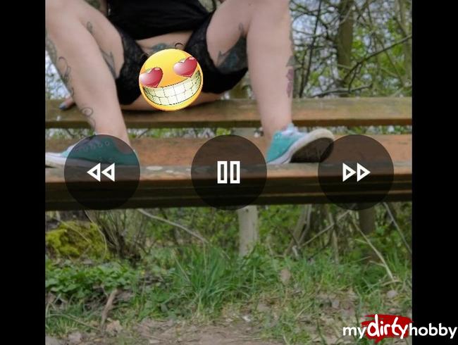 Download: LadyEmma - Auf die Parkbank gepisst