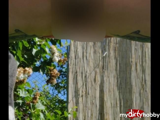 Download: LadyEmma - Piss im Garten