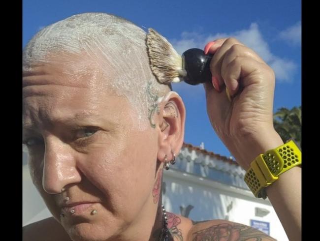 Download: LadyEmma - Kopf-Rasur unter Palmen