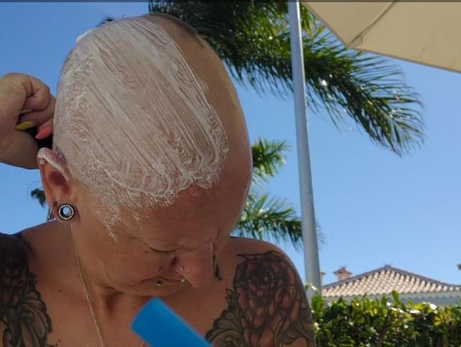 Download: LadyEmma - Unter Palmen Kopf-Rasur 2.0