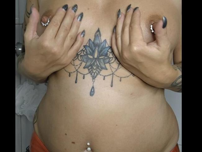 Download: LadyEmma - Ins rote Gummihöschen gepisst