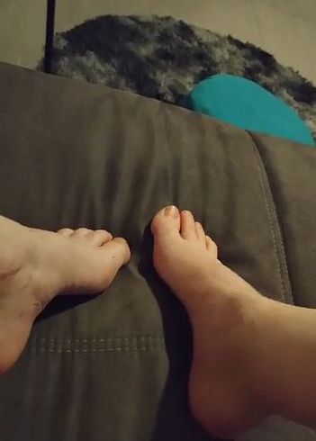 Download: LadyJennifer - Fußfetischisten aufgepasst - Ich zeige dir meine Füße, Fußsohle & Beine