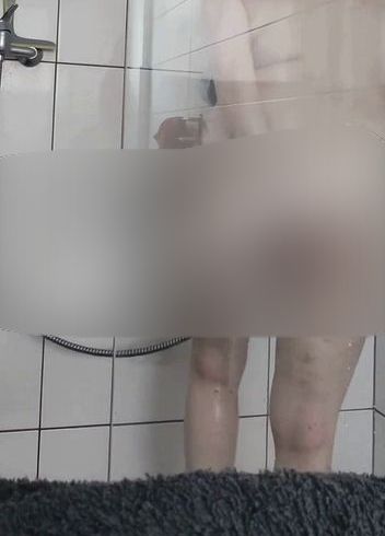 Download: LadyJennifer - Schau mir beim Duschen zu und lass den Spanner raushängen