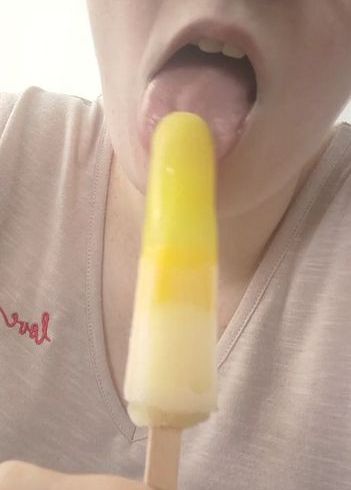 Download: LadyJennifer - Wie ich deinen Schwanz lutschen würde, siehst du an meinem Eis