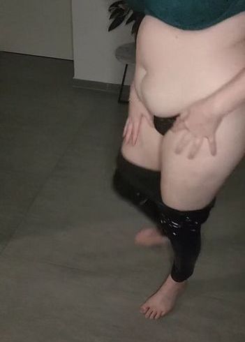 Download: LadyJennifer - Die Lady zieht ihre enge Wetlook Hose aus und macht noch ASMR