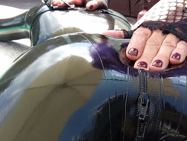 Download: LadyVampira - The LatexShining 1