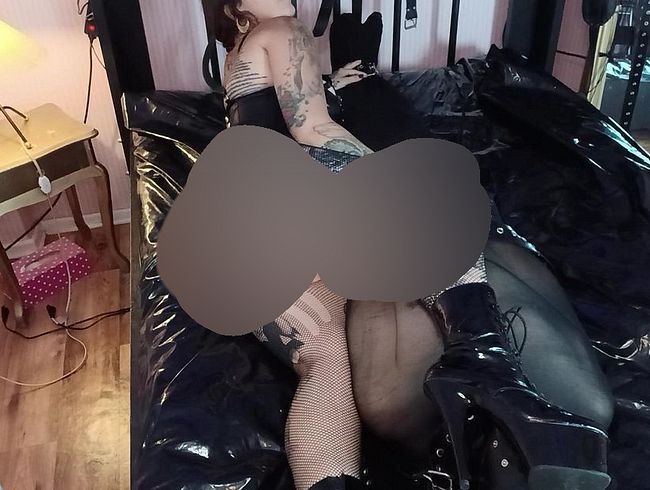 Download: LadyVampira - Queening Toy