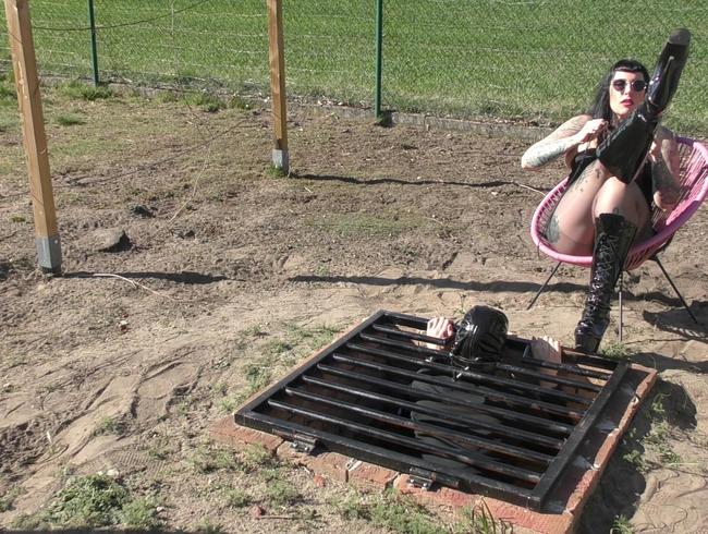 Download: LadyVampira - Domme On Dugout 1