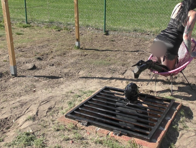 Download: LadyVampira - Domme On Dugout 1