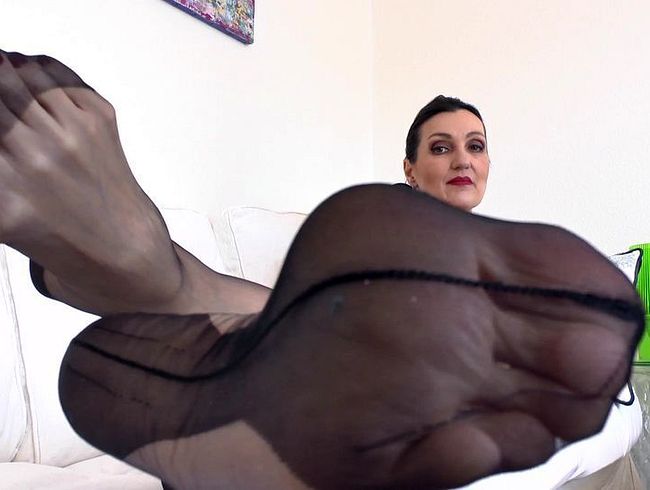 Download: LadyVictoria - Nylonfüße schnüffeln und in Hose abspritzen, JOI, POV, Lady Victoria