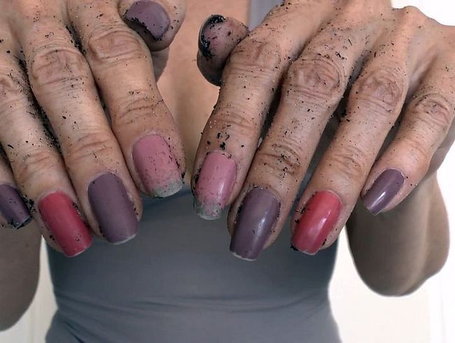 Download: LadyVictoria - Schwarze Erde an meinen Händen, ich habe Sklave Alfred im Garten eingebuddelt, Lady Victoria