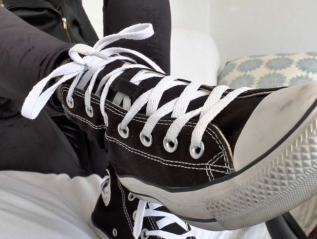 Download: LadyVictoria - Verstaubte Turnschuhe absaugen und danach spritzt Du ab auf meine Turnschuhe! POV, JOI