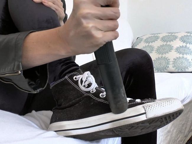 Download: LadyVictoria - Verstaubte Turnschuhe absaugen und danach spritzt Du ab auf meine Turnschuhe! POV, JOI