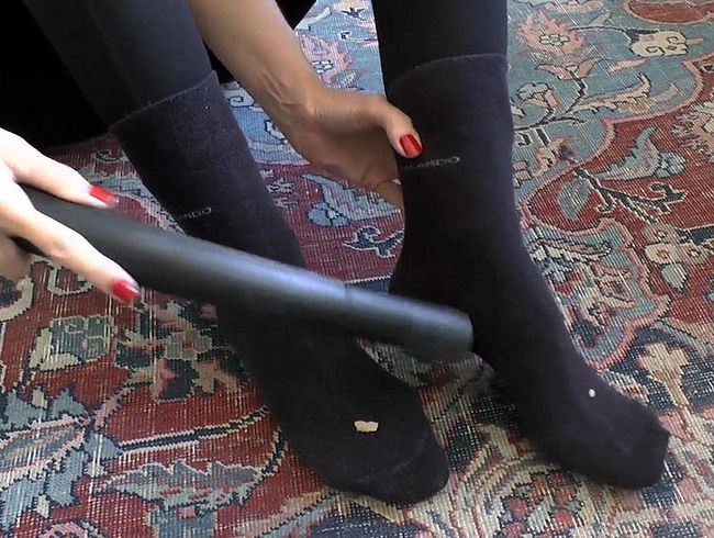 Download: LadyVictoria - Dein Besitzer die Schwarzen Socken benötigen Pflege! Staubsauger und auf Socken abspritzen, Joi, Pov