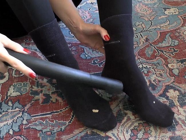 Download: LadyVictoria - Dein Besitzer die Schwarzen Socken benötigen Pflege! Staubsauger und auf Socken abspritzen, Joi, Pov