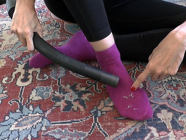Download: LadyVictoria - Zuerst werden die Socken abgesaugt, dann abgeschüffelt und dann eingesaut, POV, JOI