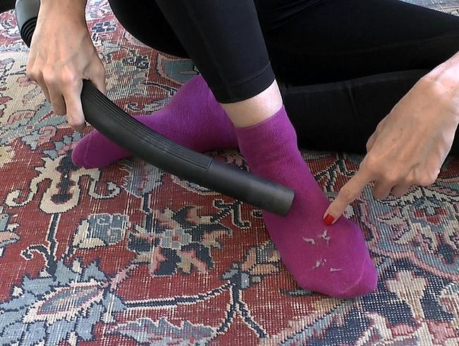 Download: LadyVictoria - Zuerst werden die Socken abgesaugt, dann abgeschüffelt und dann eingesaut, POV, JOI